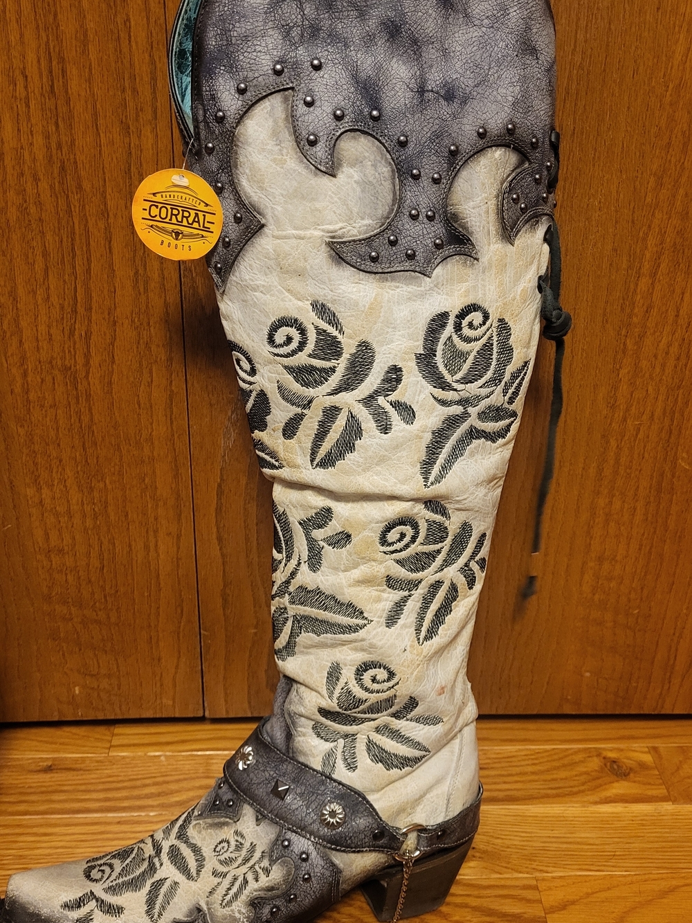 Corral Cream Leather Western Boots with Dark Gray/Black Rose Floral Embroidery - Picture 4 of 11